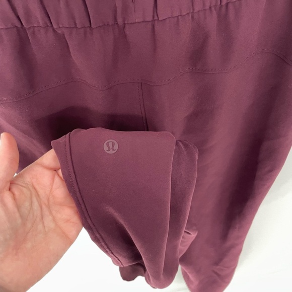 Lululemon On the Fly Jogger Woven Size 4 Womens Pants Burgundy Cassis Travel 21 - Picture 8 of 10